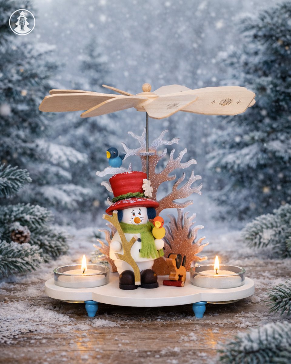 Der strenge Winter kann ihm nichts anhaben. Mit Ohrenwärmer und Schal ist der lustige Geselle gut geschützt. Sein Freund, ein Vögelchen, singt aus voller Kehle. Unseren Schneemann freut`s.
drehwerk.de/pyramide-mikro…
#schneemann #pyramide #christianulbricht #erzgebirge