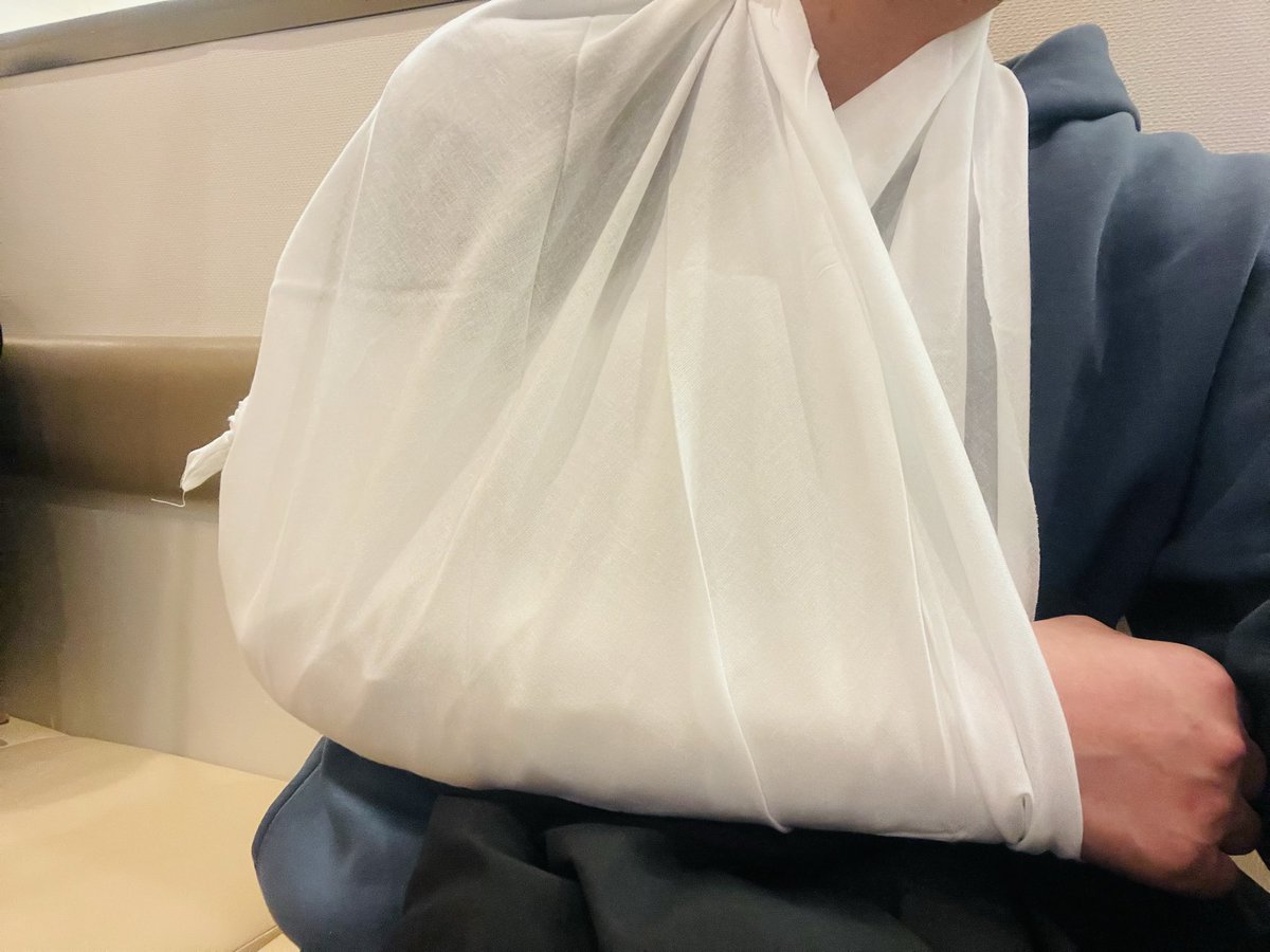 Rf2Sj's tweet photo. 人生初の三角巾…

セカンドオピニオンの結果骨折にランクアップした😭 https://t.co/yYYhQuOAnv