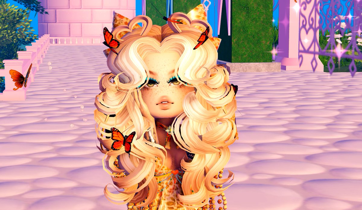 finally updated my main... oh how these new lashes have my heart so I can finally have my lil blue "eyeliner" since I use a UGC face :')