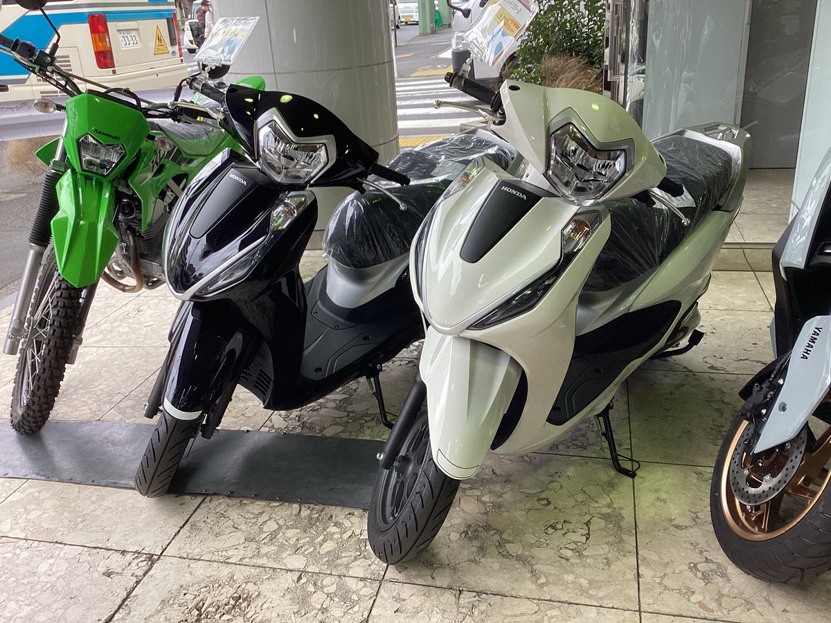 setagaya_befree's tweet photo. ホンダのリード125、ホワイトとブラック、入荷いたしました🎉
コンパクトな車体ながら、シート下スペースはクラス最高レベルの37L😳‼️
大容量の収納は、通勤やお買い物の強い味方です💪✨
使い勝手の良いバイクをお求めの方にオススメ❣️
本体価格、割引ございます
#リード125 #LEAD125 #Honda https://t.co/DdRMcELfRV