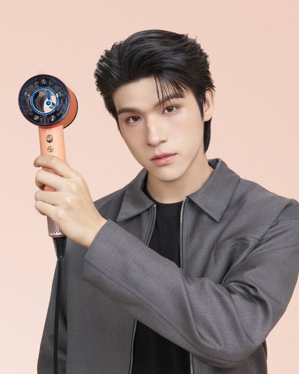 ขอแสดงความยินดีกับ “สกาย วงศ์รวี” ในฐานะ Friend of Dyson Beauty 

มาค้นพบทางลัดสู่สไตล์ที่ใช่ไปกับสกายด้วย Dyson Beauty พร้อมเปิดตัวสีใหม่ที่แรกในโลกกับสี Ceramic Apricot 🍑
ฝากแฟน ๆ ติดตามกันด้วยนะคะ

#DysonTH 
#DysonBeauty 
#SkyWongravee 
#DysonSkyWongravee
#GMMTV