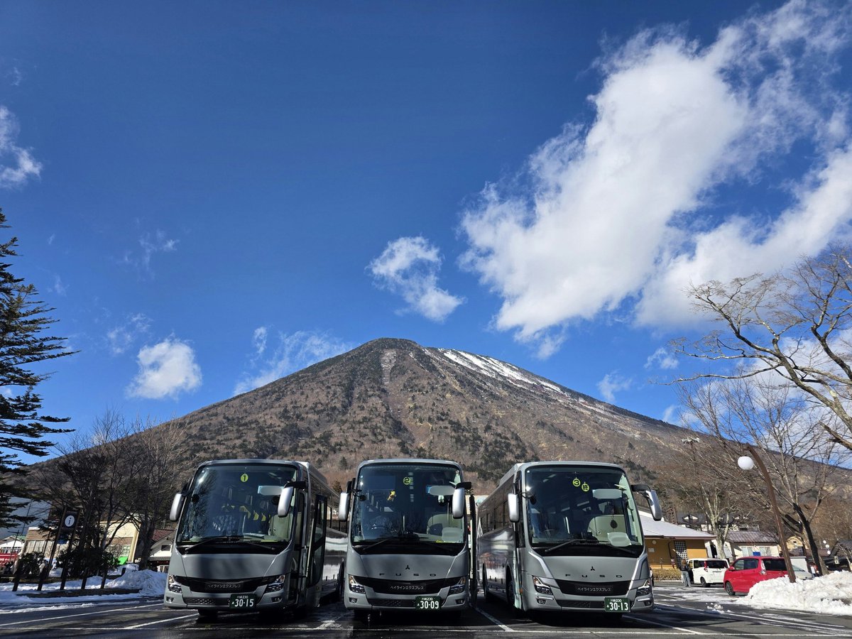 baylineexpress's tweet photo. 観光チームより、カッコいい写真が届きました！
男体山（なんたいさん：日光富士とも呼ばれてるみたいです。）をバックにした写真になります〜😎
ついでに華厳滝が凍っている？様子もどうぞ〜😏
わたしは初めて見ました😳
#日光
#観光バス https://t.co/z9nQAYvS27