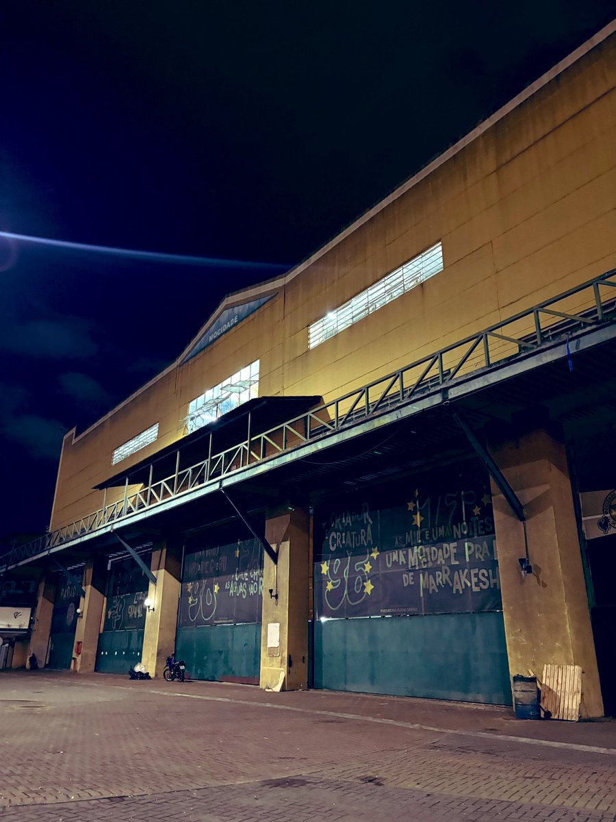 Barracão vazio. Sentimento sempre muito forte. Alegorias na Vargas. Chegou o dia. 

Vamos. Vamos minha Estrela Guia!