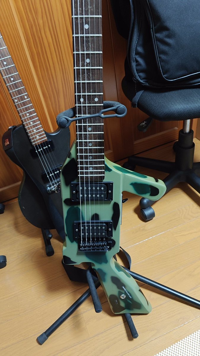 2929083I's tweet photo. ありえないギターを買った
持って帰る時に銃刀法違反で逮捕された https://t.co/LbFdT0heNN