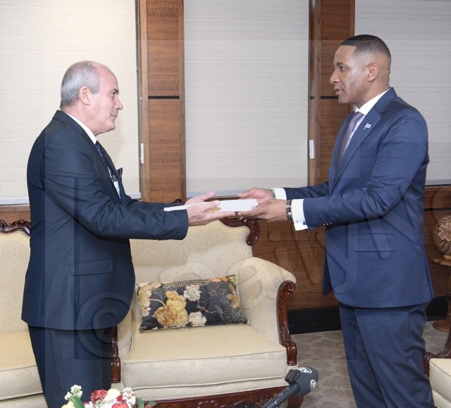 La cálida bienvenida del presidente Duma Boko al nuevo Embajador Antonio Pubillones reafirma la hermandad entre Cuba y Botsuana. La #BrigadaMédicaCubana, con su entrega diaria, sigue iluminando vidas y sembrando esperanza. #CubaCoopera  <a href="/SMCUCCM/">SMC UCCM</a>