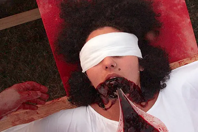 ... 🔥

Dobro jutro... 

Marina Abramović...

Citiram iz napisanog teksta prevedenog sa engleskog

"Moj izveštaj se vrti oko „svetski poznate“ srpske umetnice performansa, Marine Abramović. Konzervativci je nazivaju satanistom, a liberali genijem; obe strane potpuno greše.