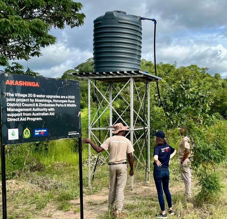 AusEmbZim's tweet photo. 🚿Community spirit abound as we met with 🇦🇺#DirectAidProgram beneficiaries in Hurungwe🇿🇼 who are thriving from solar☀️borehole water🚰projects delivered by our grant partner @Akashinga - Mashonaland West at its best!! 💪👫
@dfat
#WASH
#SDG6 https://t.co/c9HmvqKL9K