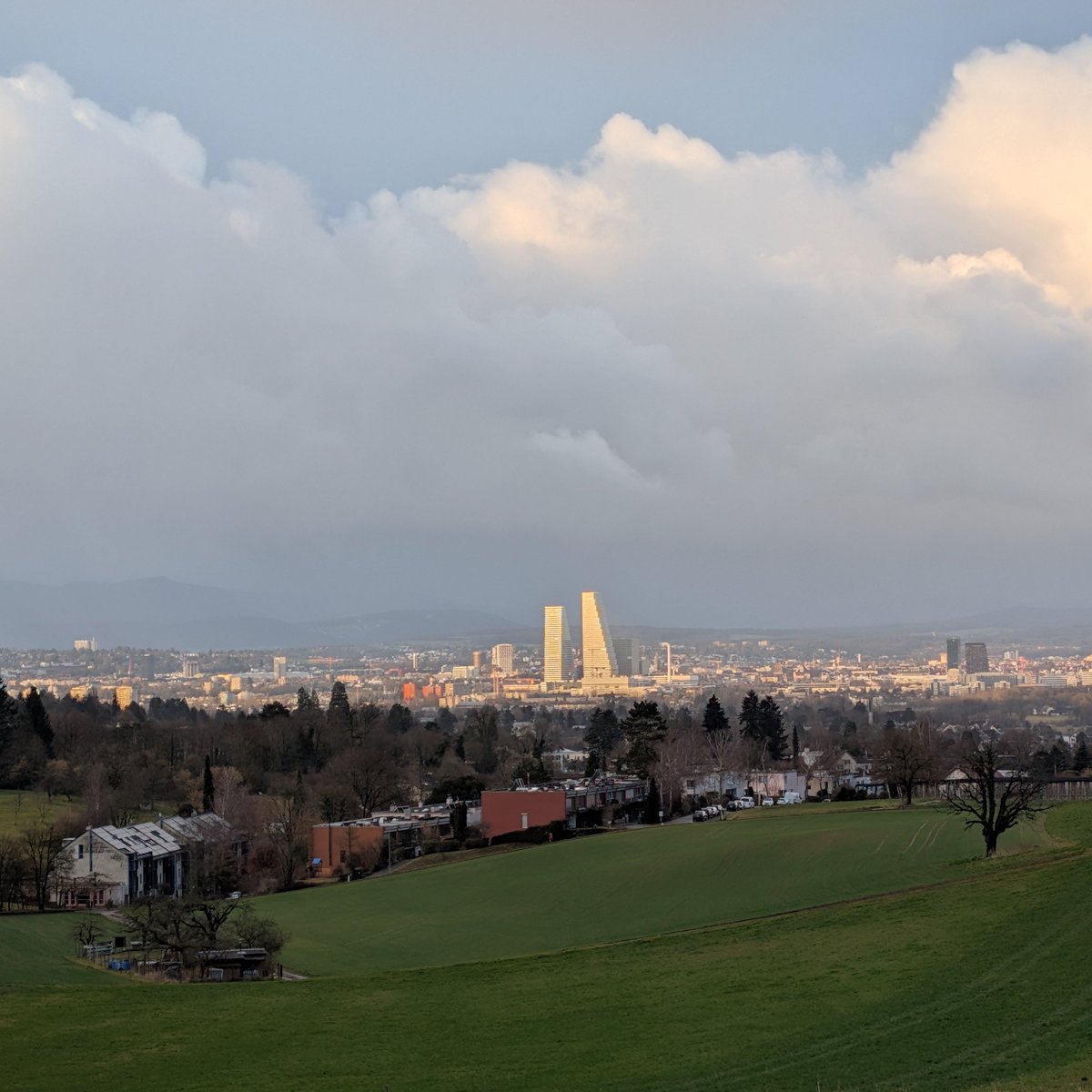 Las Torres de Roche brillan y dicen buenos días en un día gris desde #Basel #Suiza