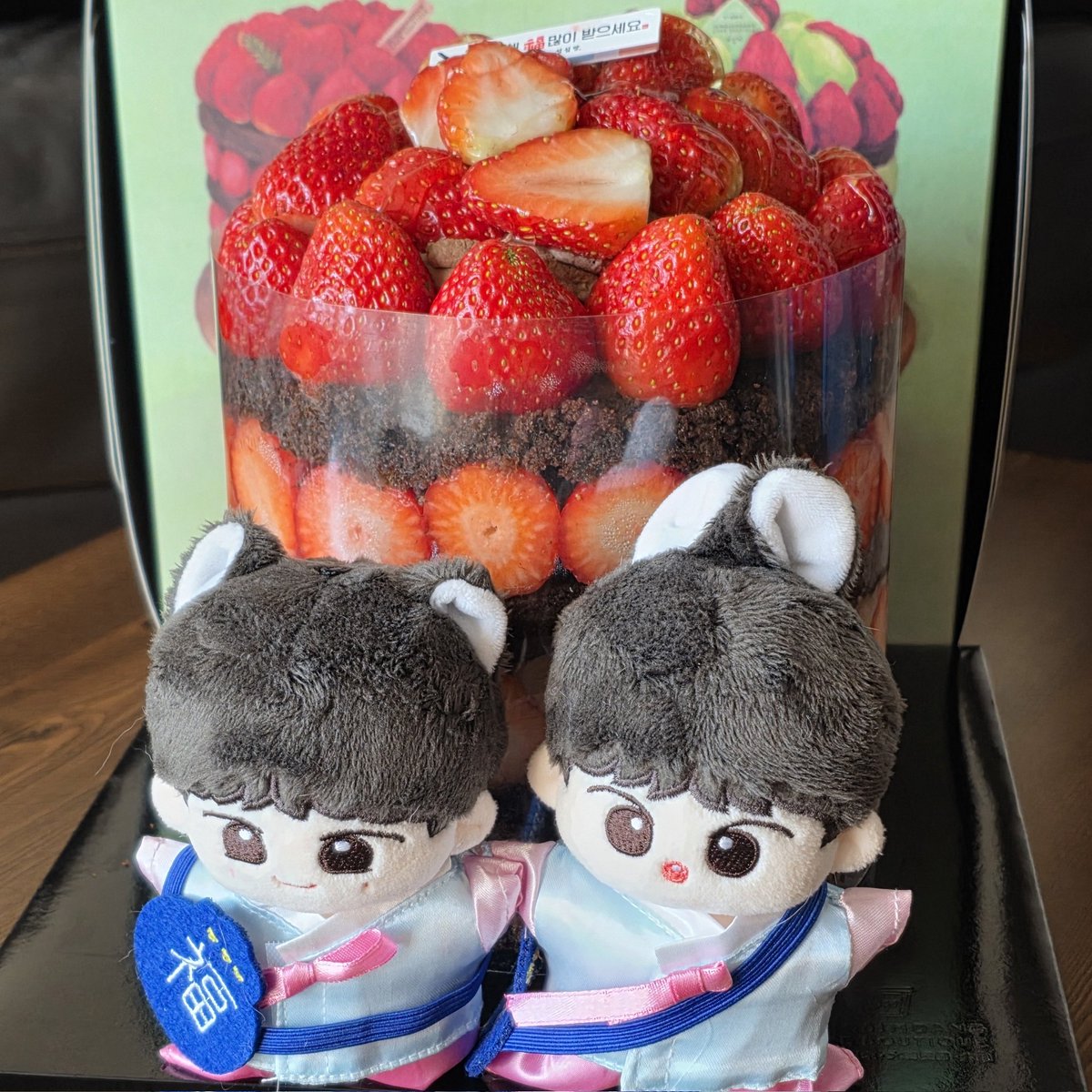 성심당 딸기시루 2.3kg
크기가 미쳤고 딸기가 왕많고 빵이 쵹쵹쓰......💕
딸기철 지나기전에 먹기 완...❤️‍🩹
다들 맛난거 많이 먹기!!!!!!!!
#재혀니_맛있게머겅 
#먹어봤도영