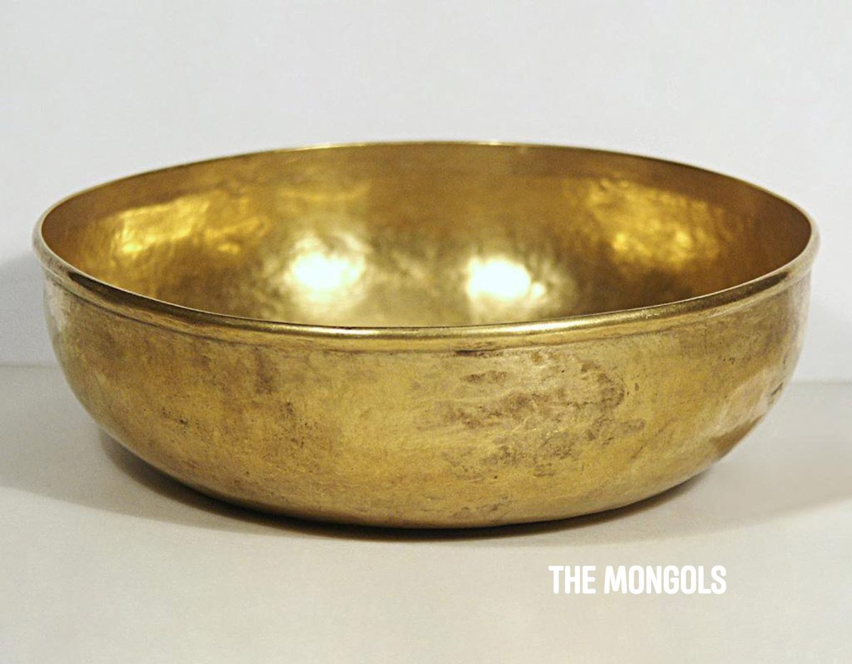 themongolmn's tweet image. Гөлгөр алтан аяга
Алтан Орд
Огноо: 14-р зуун
Гарал үүсэл: Орос, Кубан муж
Материал: алт
Хэмжээ: өндөр: 4 см; диаметр: 12,4 см
1898 онд Эрмитажид орсон, Эзэн хааны археологийн комиссоос шилжүүлсэн.