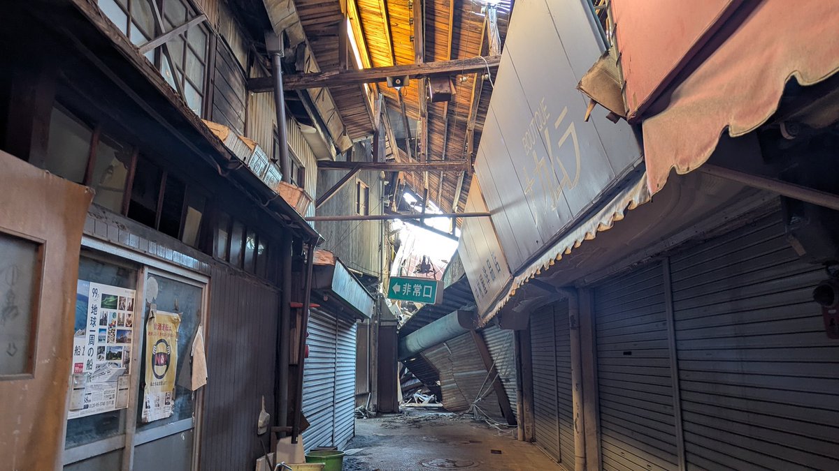 55yassie's tweet photo. レトロ　オンボロ商店街めぐり　と海辺の元レストラン　3枚目の商店街はこんだけ崩れているのに現役のお店があるのが本当にツボ https://t.co/BtZGG6YmJt
