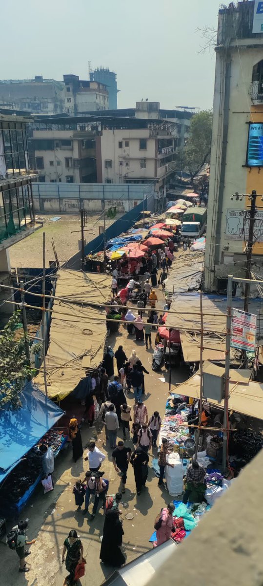 Nafees1325's tweet photo. Thane Municipal Corporation यांनी फेरीवाल्यांचे लाईन लेव्हलिंग व नियोजन का करत नाही? नागरिकांना या समस्येतून दिलासा कधी मिळणार? #Mumbra #TrafficIssue https://t.co/1GbvoBx3yt