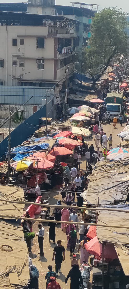 Nafees1325's tweet photo. Thane Municipal Corporation यांनी फेरीवाल्यांचे लाईन लेव्हलिंग व नियोजन का करत नाही? नागरिकांना या समस्येतून दिलासा कधी मिळणार? #Mumbra #TrafficIssue https://t.co/1GbvoBx3yt