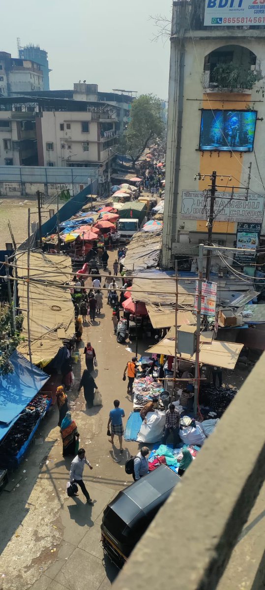 Nafees1325's tweet photo. Thane Municipal Corporation यांनी फेरीवाल्यांचे लाईन लेव्हलिंग व नियोजन का करत नाही? नागरिकांना या समस्येतून दिलासा कधी मिळणार? #Mumbra #TrafficIssue https://t.co/1GbvoBx3yt