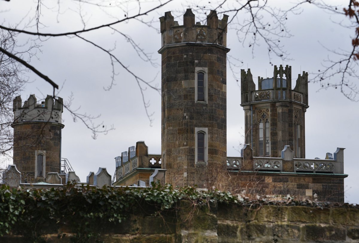 Details der drei Elbschlösser von Dresden. Sie entstanden erst 1850–1861, das linke, Schloss Albrechtsberg für den preußischen Prinz Albrecht. Das Lingnerschloß, eigentlich Villa Stockhausen, wurde als erstes der drei Schlösser für Friedrich Ludwig Albert Freiherr von