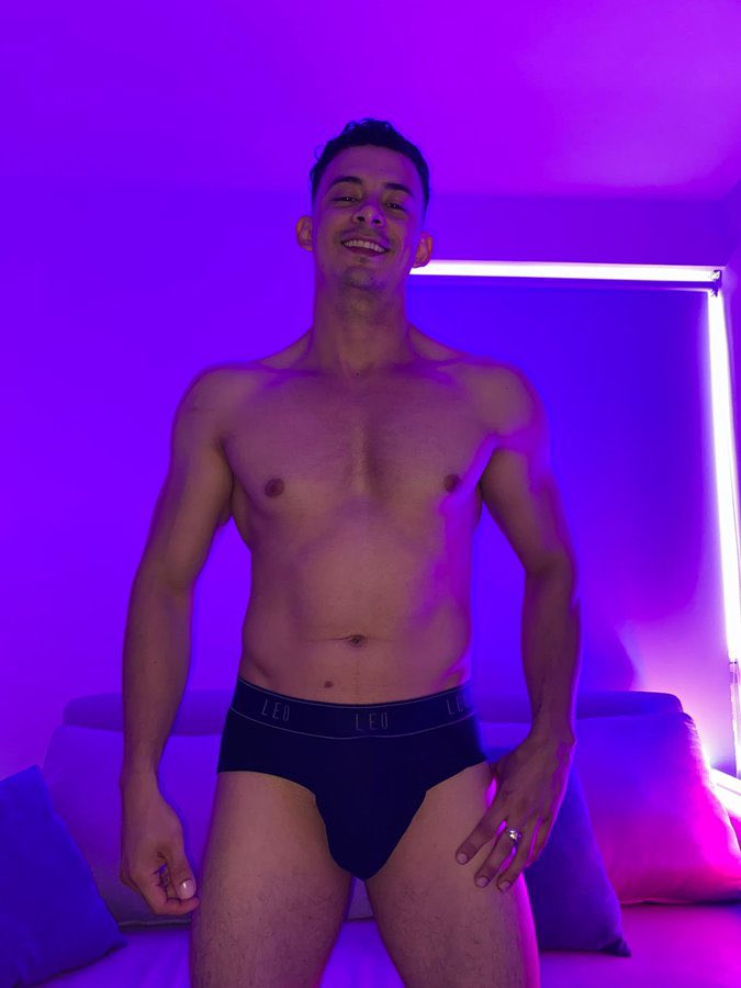 Jachenao's tweet photo. White underwear ⚪️ or Black underwear ⚫️ https://t.co/EUYakPzDk3