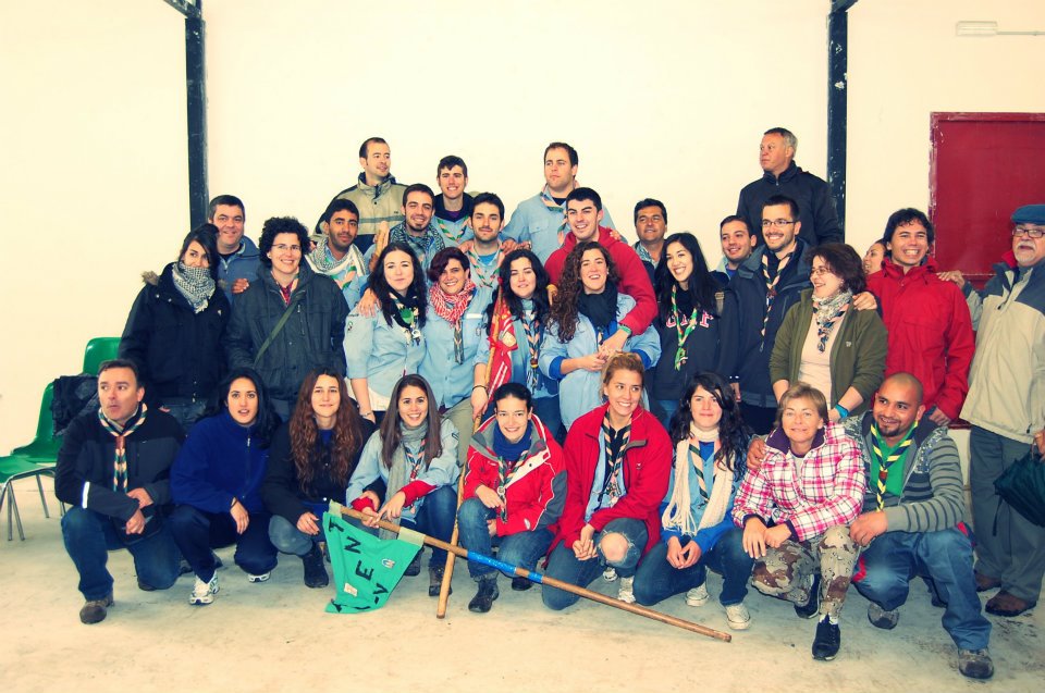 ME CRIARON “PARAMILITARES” Y GRACIAS A ELLOS NO ME VENDO

Hoy he visto en LinkedIn un perfil que ponía “scout inmobiliario.”

Me he quedado mirando la pantalla, como cuando ves una radiografía y no cuadra. ¿Scout inmobiliario? Las dos palabras juntas. En mi cabeza, han hecho un