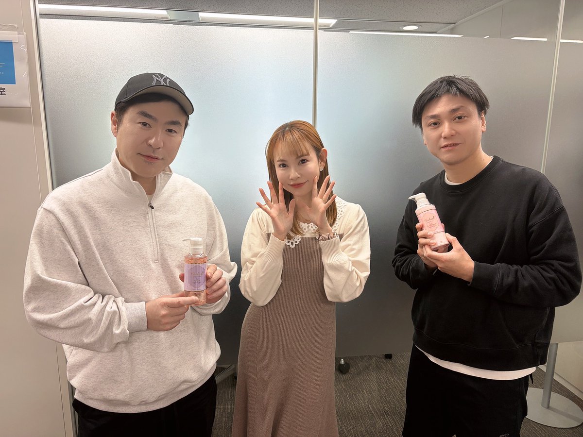 今夜の #ビールとクワダテ 🍺は、ラリーさんは20年以上！？の仲であるタレントの上原さくらさん👏
「ホリプロタレントスカウトキャラバン」グランプリ受賞も歌手ではなくタレントとしてブレイクした葛藤とは？
ラリーさんとの秘話も…！
本日22:00～放送予定お聞き逃しなく！
rkb.jp/radio/kuwa/