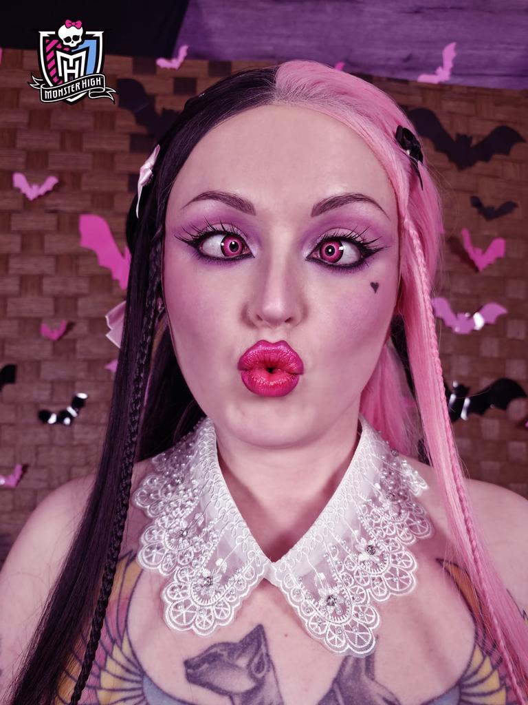 ericatmummery's tweet photo. So how was your weekend? 💖🖤

#draculaura #MonsterHigh #cosplay https://t.co/VuhyFQgDg3