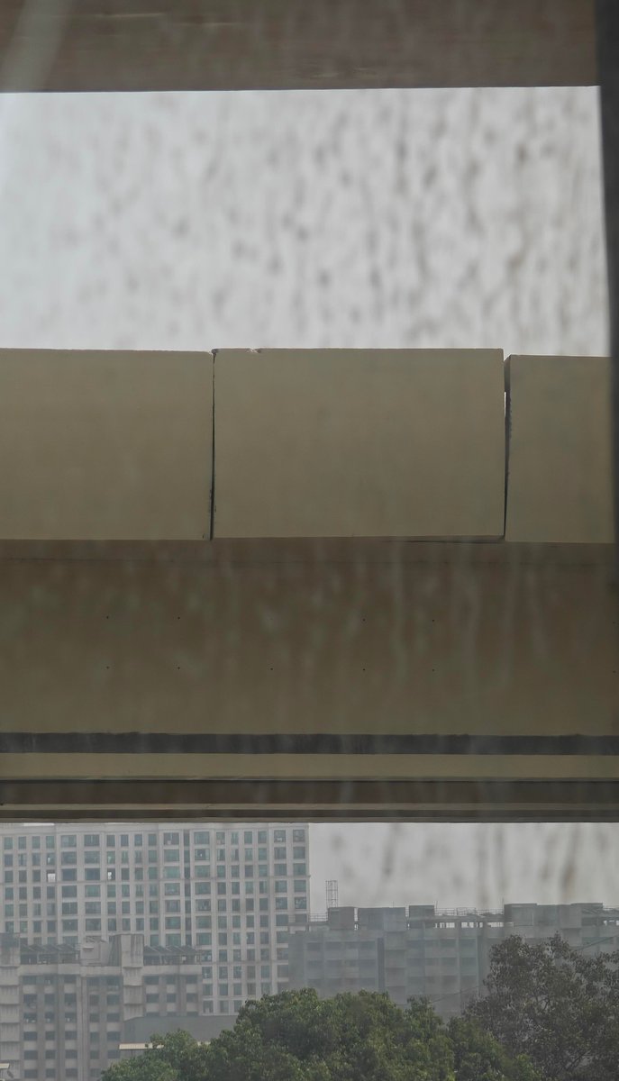 The <a href="/MMRDAOfficial/">MMRDA</a> is request to look into the Greivance local residents of Metro Line 4 and Metro Line Kapurbawdi, the stretch in front and opposite to Cine Wonder Mall. If this is a defect, please rectify it asap #thane #mumbai