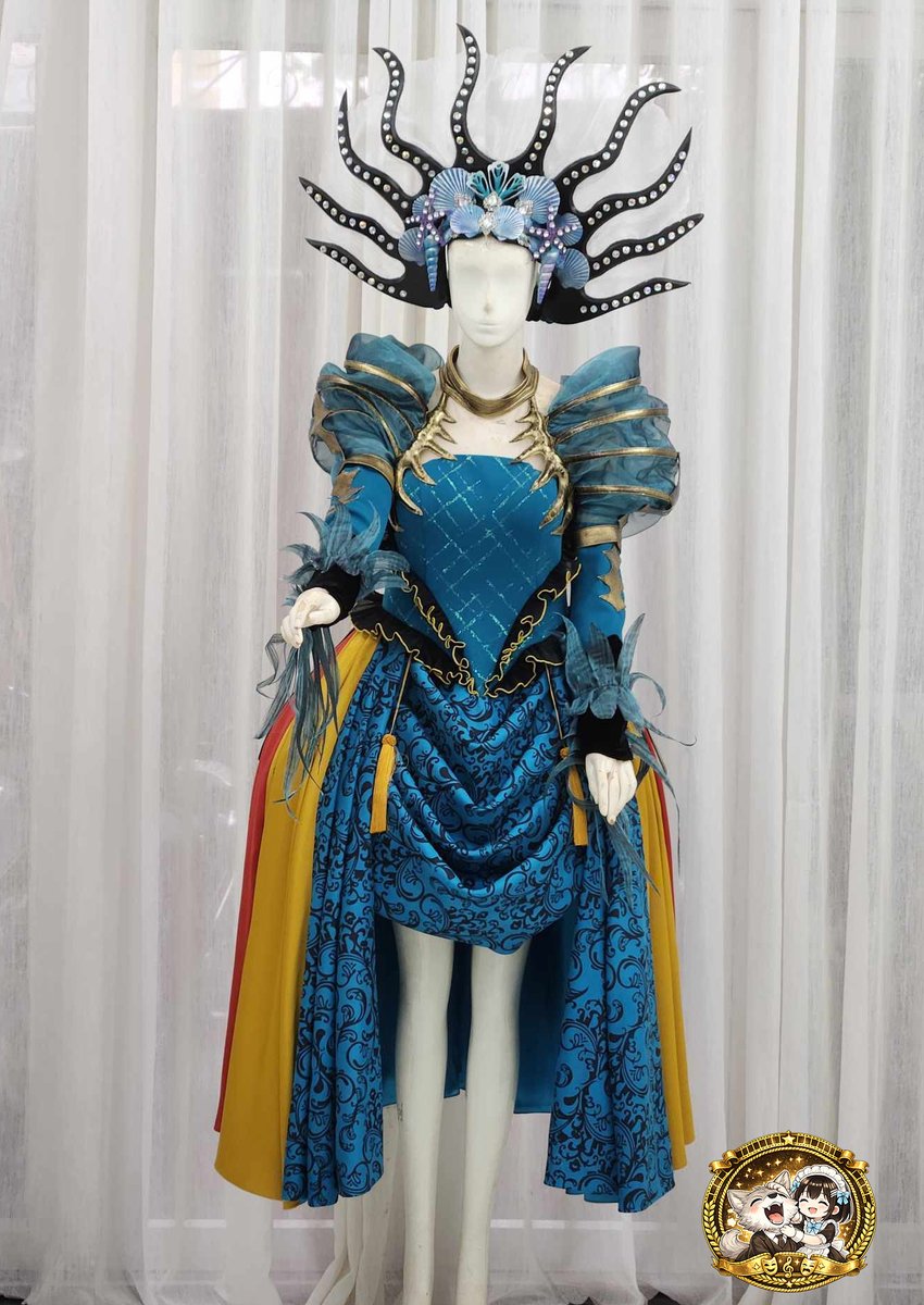 neolargeX's tweet photo. 完成写真って、情報量がそのまま説得力になりますね。
ディズニーハロウィン「フェスティバルオブミスティーク」ダンサー衣装。シルエットは品よく、でも近づくと装飾が止まらないタイプ。イメージカットも混ぜて、“舞台で生きる布”の感じを出してみました。

#Dハロ #コスプレ衣装 #衣装制作 #ネオラージ