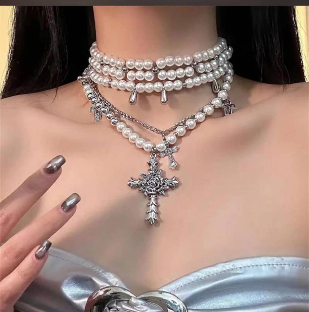 Fashion pearl neck piece 
N12,000