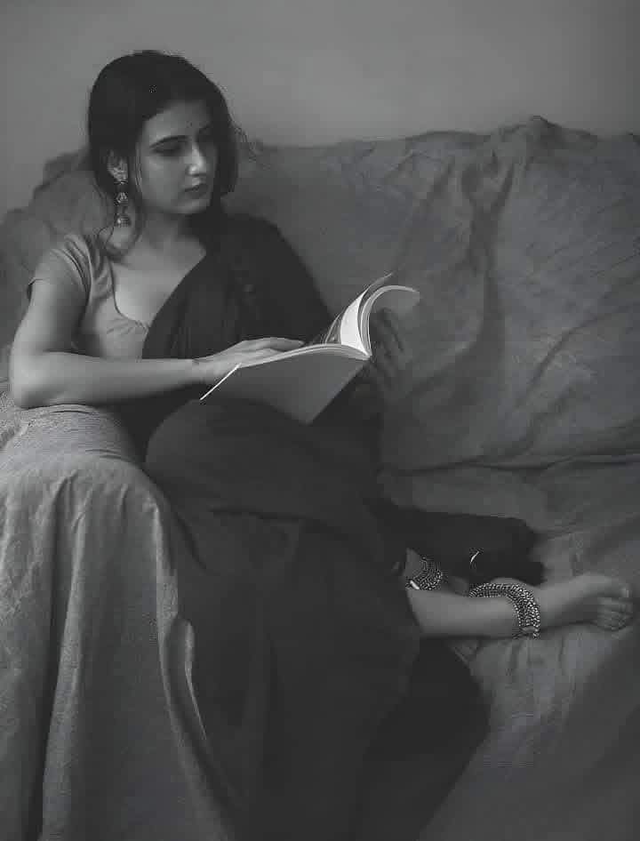 मेरी कहानी में.,
सवाल कई हैं.!!#

हर राह मोड़ पर.,
 उसके ख्याल कई हैं.!#

जिसे लिखती रही.,
 अपने हर लफ्जों में मैं!#

मुझे लेकर जेहन में उसके.,
  मलाल कई हैं.!#

कितने दिन का है.,
 उसे लेकर मेरा ये पागलपन!#

कोई पूछे भी तो.,
 मैं बता ना पाऊं.!!#

इसमें साल कई है.!!
#मेरी_कहानी