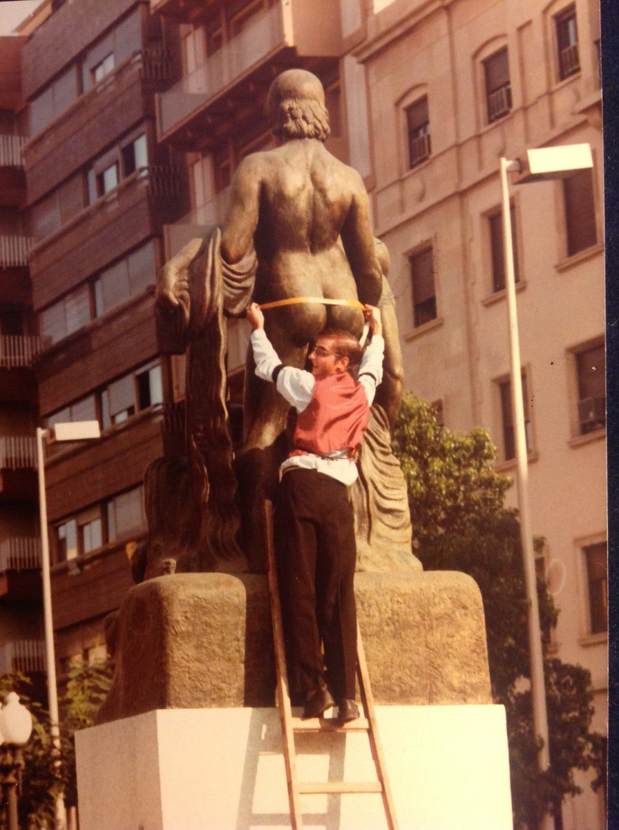 D’AQUÍ | Sabies que una tarda d’agost de 1985 uns joves van intentar vestir els Despullats? Les figures del conjunt escultòric de Julio Antonio van veure com, de sobte, un sastre els prenia les mesures. 

👇🏻 Per què?

dillums.cat/2026/02/15/daq…

✍🏻 <a href="/enric_gj/">Enric Garcia Jardí</a> 

📸 Alfred Fort