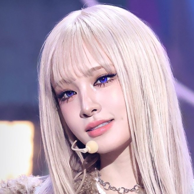 사람이 어케 1900년대 고전미랑 2100년대 안드로이드미를 동시에 가질수가 있지