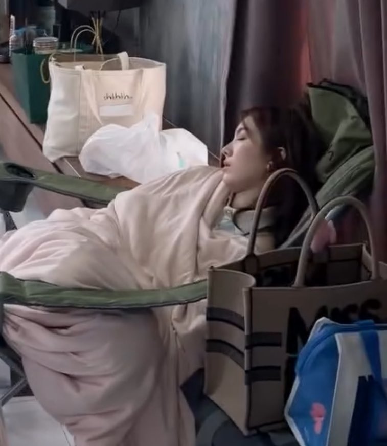 ใครอยากจีบ รีบจีบให้ไวน๊า แฟนหลับอยู่