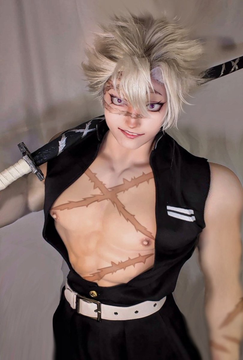 【コスプレ/Cosplay】
👹⚔️　🍃

家に筋肉スーツ2種類あるんですけど
デカい方着て隊服着たらあまりにも大胸筋が主張してしまった時の写真です。
(ついでにノースリーブ記念撮影した)

イベント参加するときは小さめの筋肉スーツを着てます🤭