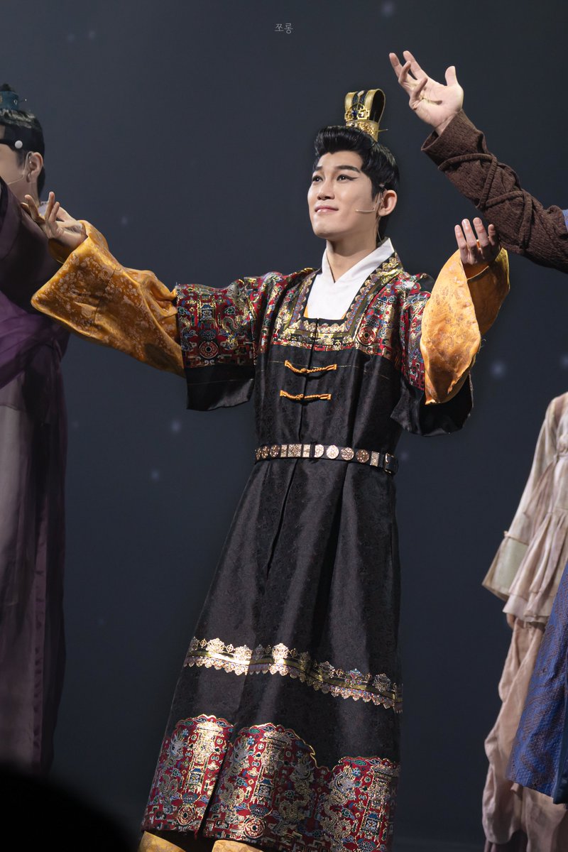 eunmylight's tweet photo. 260213 한복 입은 남자 커튼콜
#채성욱 이상인
#짱쪼롱사진

상인옵 손을 잡고 밤하늘을 날아서 
명룰라라로 갈 수도 있어💛 https://t.co/TycaYqXCn3