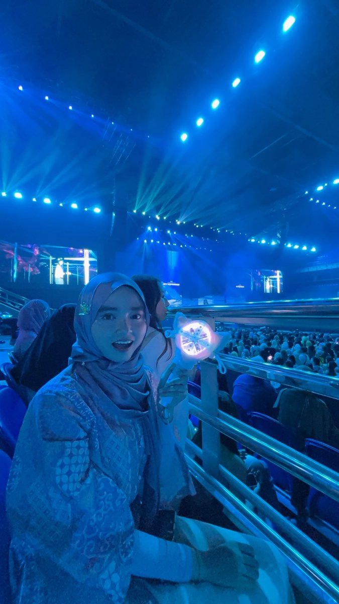 bmgyubb's tweet photo. i met txt for the first time in my lifeee!! its already been 2 days but im missing them so bad :( hihi i absolutely lovee the outfit theme, the chaos and all the memories, let’s see each other again, my 5 stars ♥︎ i love you guys so much!  

rate: ∞♥︎/100

#TXTinKL #TXTinMY https://t.co/nCzkFoSm9f