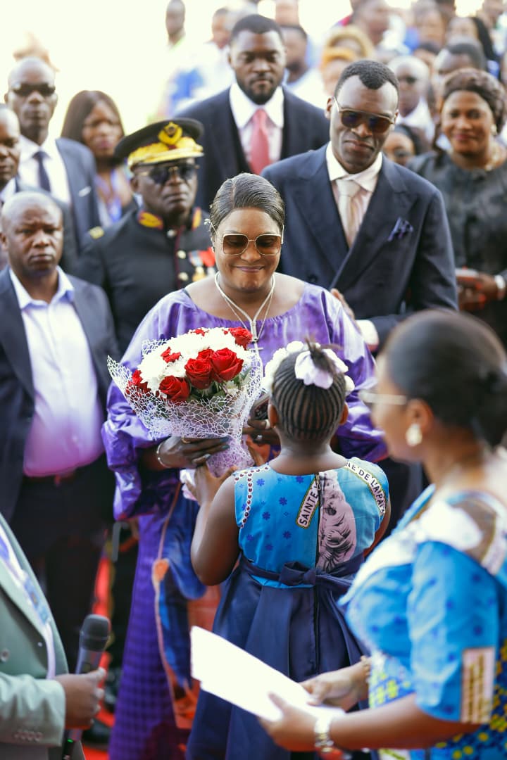 NdandulaArcel's tweet photo. L'inauguration de la nouvelle cathédrale sainte marie reine de la paix mariapolis, érigée sous l'impulsion de la gouverneure #FifiMASUKASAINI, témoigne de l'essor remarquable de la province du Lualaba.
Félicitations à celle que l'on surnomme" maman chantiers " https://t.co/9Cgm1qOBU4