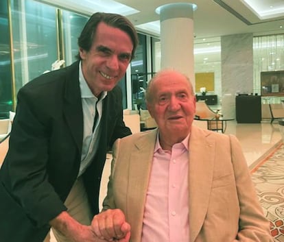 QFueso's tweet photo. Resulta que una foto de Aznar con el Rey emérito es una vergüenza, pero Sánchez con los herederos de Batasuna es  todo un orgullo.

Hemos perdido el rumbo como sociedad. https://t.co/rdgYFP8LLd