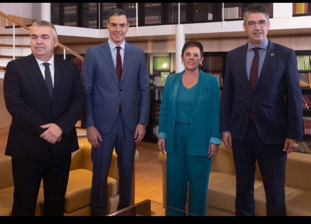 Resulta que una foto de Aznar con el Rey emérito es una vergüenza, pero Sánchez con los herederos de Batasuna es  todo un orgullo.

Hemos perdido el rumbo como sociedad.