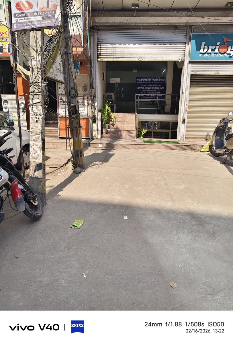SDivyadarshi's tweet photo. @dtptraffic 
I have been constantly reminding about the chaotic traffic situation in Dwarka sec7 Ramphal chowk,  people encroaching on road and asserting rights on the road as if they own the road. This is the situation of the owner of the building on the road to Palam village. https://t.co/64uoIBbEXo