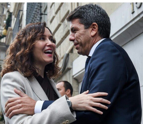 #Ayuso vive con un defraudador confeso.
-Ayuso vive en dos casoplones que comparte con un defraudador confeso.
-Ayuso ha mentido sobre los presuntos delitos de su novio.
-Ayuso usa nuestra pasta para defender a su novio.
-Ayuso contrató cosas con su novio

AYUSO DEBE SER IMPUTADA