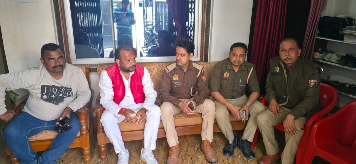 योगी सरकार डरी हुई है। उनका डर अब सड़कों पर साफ दिख रहा है। विधानसभा घेराव से घबराकर लोकतंत्र का गला घोंटा जा रहा है।

रात के अंधेरे में कांग्रेस कार्यकर्ताओं की कायराना धड़पकड़ की जा रही है।

मुजफ्फरनगर के जिलाध्यक्ष श्री सतपाल कटारिया जी को हाउस अरेस्ट किया गया। बुलंदशहर के