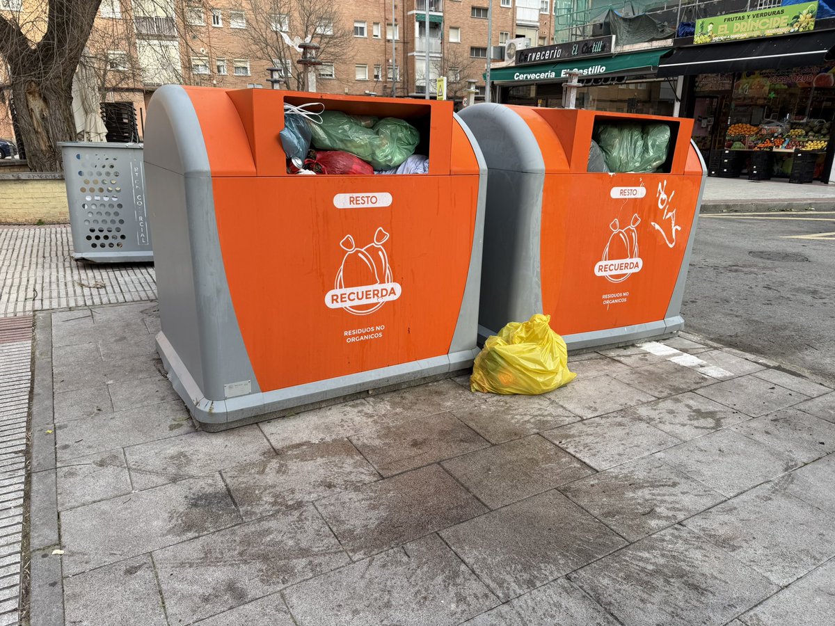 calderari1990's tweet photo. Se empieza a notar la mejoría en el servicio de limpieza gracias al pago de la tasa de basuras… @Hardcorcon @CandeTesta @EsmasAlcorcon https://t.co/RxpqExyfLQ