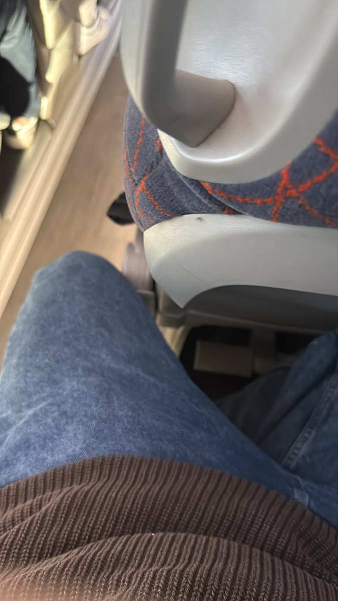 sr_frigola's tweet photo. Un altre dia pagant els preus abusius de @MoventisInfo , a més, en un seient en què una persona com jo, d’1,90 m, no hi cap, haig d'anar mig fora ja que no hi ha espai per 2. Per no parlar de la quantitat de vegades que aquest servei terrible et deixa tirat… cap mena de vergonya https://t.co/oG25WvhlzZ