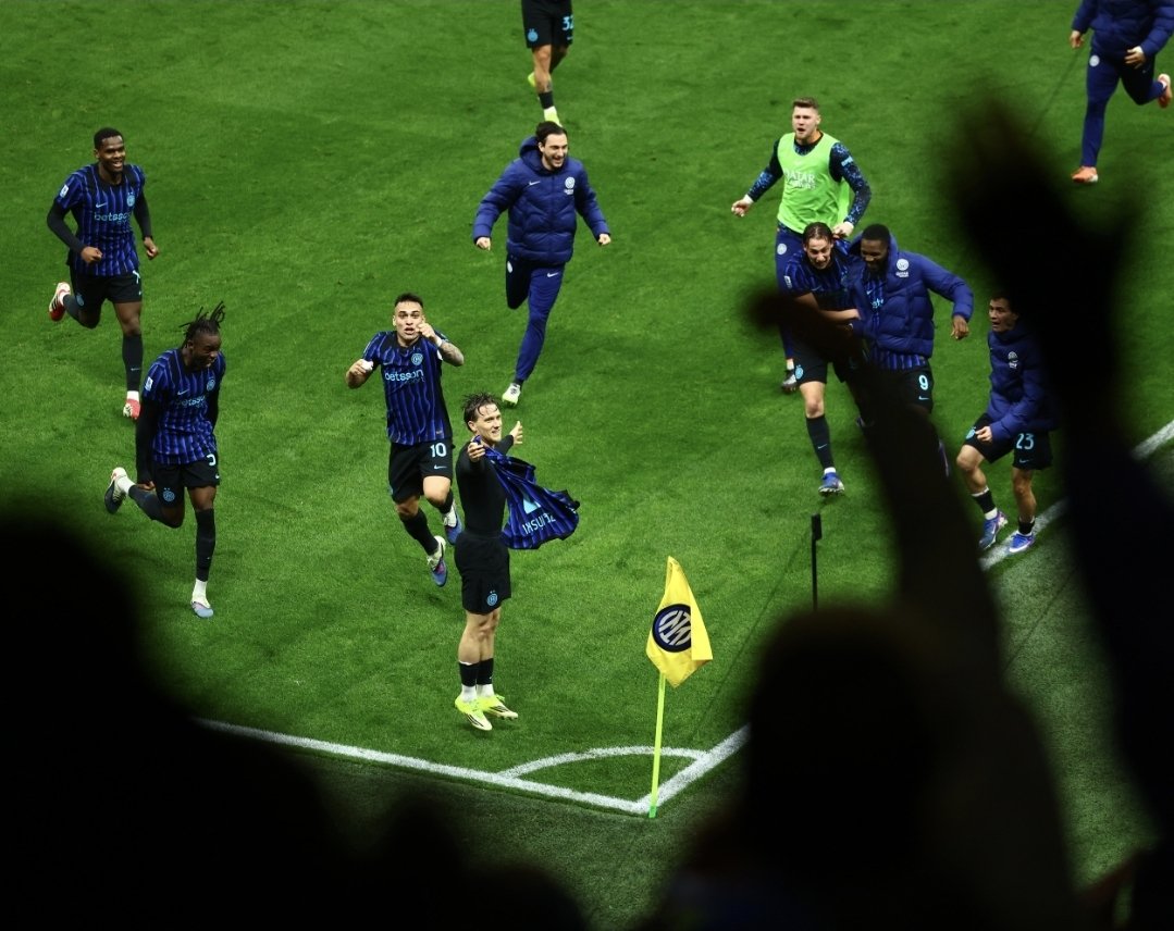 DucaAndrea85's tweet photo. Ormai è il minuto 90

Diouf è sceso lungo la destra e l'ha passata a Bisseck che a sua volta si accinge ad appoggiarla a Pietro.

Ma difficile riesca ad avere un controllo palla efficace e poi da quella distanza con il Loca in marcatura impossibile segnare. https://t.co/tS8919Y037