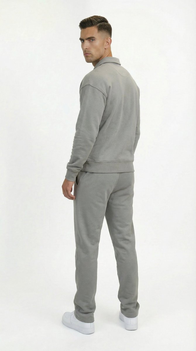 Officialmeleche's tweet photo. Logan a gray sweater and pants 
https://t.co/y3Bzf2DABx https://t.co/Y4sqf2WLNj