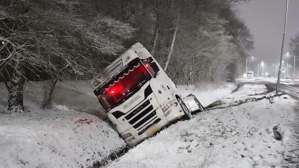 Vrachtwagen door gladheid in de sloot in Assen