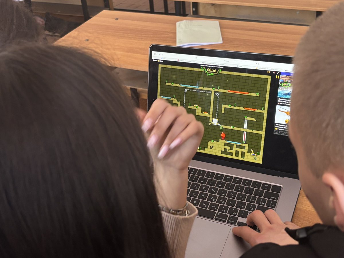 вот когда-нибудь я стану крутой популярной перестану щитпостить ирл хуйней начну рисовать крутые арты писать умные мысли а пока так