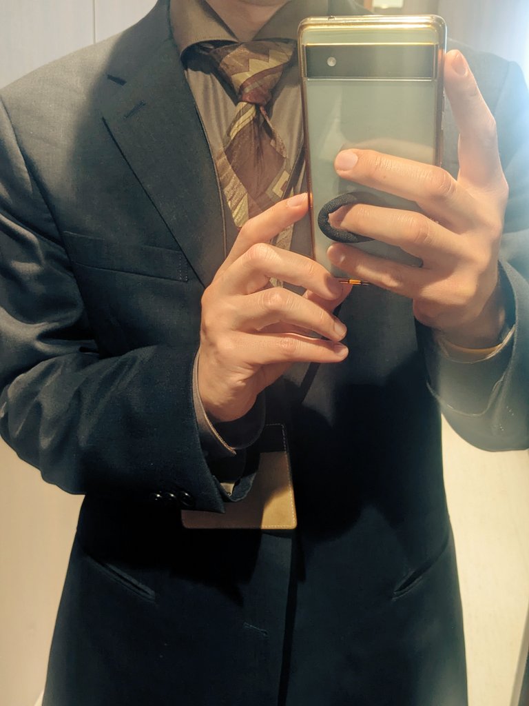 本日は超丸の内でスウツの日ですので紳士淑女各位は思う存分おメロつきください
なお本日のネクタイにつきましては既にせんぱいからのおメロつきがございましたことをお含みおきください