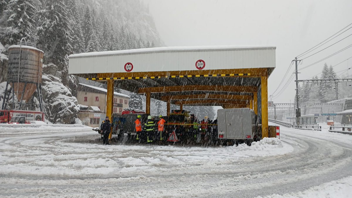 Alpenweerman's tweet photo. Oberwallis - Trein ontspoort tussen Goppenstein en Hohtenn; vermoedelijk meerdere gewonden. Een trein is maandagochtend vroeg ontspoord op het traject Frutigen–Brig. Volgens de kantonnale politie van Wallis zijn er meerdere gewonden.

Volgens het BLS is de trein ontspoord in de buurt van de Stockgrabengalerij tussen Goppenstein en Hohtenn. Er bevonden zich ongeveer 80 passagiers in de trein op het moment van het ongeluk; de hulpdiensten zijn ter plaatse.

De oorzaak van de ontsporing is momenteel onduidelijk. De BLS vermeldt "lawine" in de dienstregeling en stelt dat er een lawine is neergekomen in de buurt van "Stockgraben". Het is onduidelijk of de trein direct is geraakt. Volgens het BLS gaat het om de trein van 6:12 uur 's ochtends vanuit Spiez.