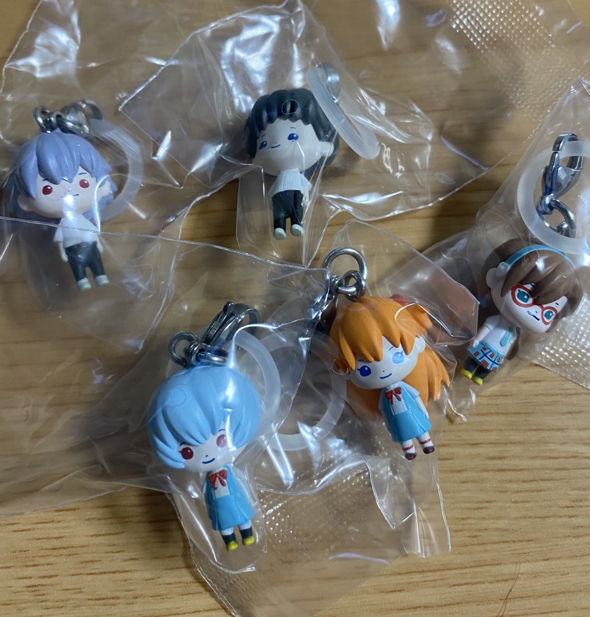 エヴァのめじるしアクセサリーやっと見つけたのでなんとかコンプでき