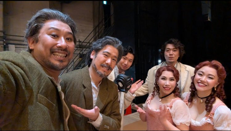 Norin297971's tweet photo. 初日の鑑賞の翌朝、頭の中にずーっと聴こえてるのは、なんとカニオ座長の「衣装をつけろ」でした😱ちょっとぉ〜アカンやん「おお、コロンビーナ」じゃないなんて🤣アルレッキーノさま、私はずっと聴いていたかったです💕回転舞台を追いかけて一緒に回り込んでいきたかったです😅
そして回った劇中劇の舞台では、アルレッキーノとコロンビーナがいるわけで、知らないとちょっと驚く（ボディダブルというらしい）pic2  お借りした全員集合のお写真♪なんか楽しげ。推しは似すぎで見分けがつかぬ、どゆこと〜😄
もとい、とにかくカニオさまのインパクトが強大な舞台だったということで（仕方ないので手持ちのパヴァロッティ版を一日中聴いていた）
樋口さん✨　何を演じられても樋口さんだから✨と思っていたのですが、初日のカニオさますごかった��あ🧐のりうつったみたい。ほとんど化身😆パリアッチは舞台のポスターの中から私を狙ってた💦

#東京二期会　#道化師　#nikikai_opera 
#Higuchi_tatsuya  #樋口達哉