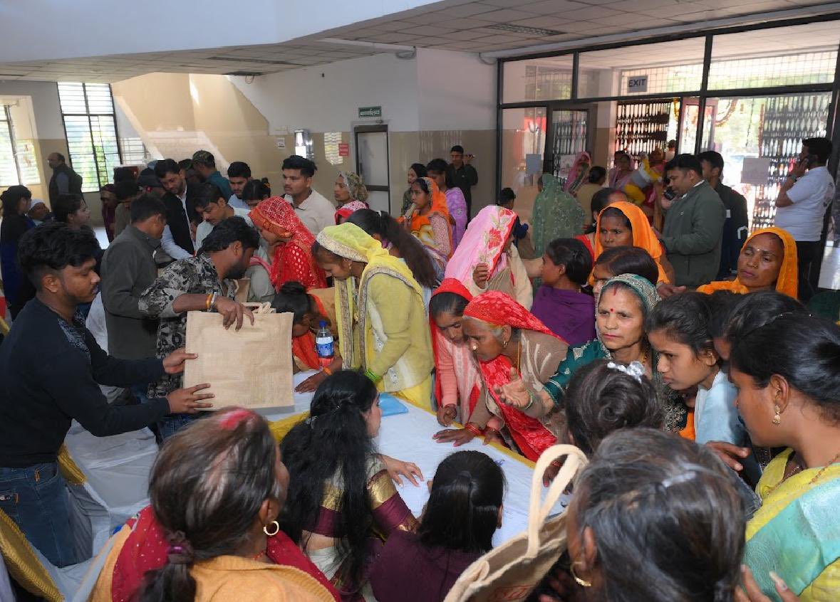 fssaiindia's tweet photo. Making street food safer and healthier!
FSSAI NRO with UP FSDA, successfully conducted a massive FoSTaC training for 1,400+ street food vendors in #Agra.
Empowering our vendors with training on hygiene practices & food safety.
#EatRightIndia #FoSTaC #FSSAITraining https://t.co/rhHVmTqSkT